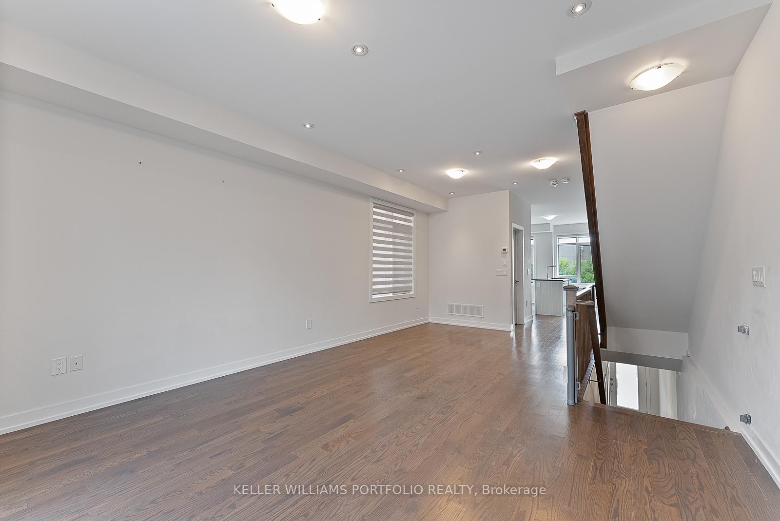 Photo 12 of 32 Troon Avenue, Vaughan, Rural Vaughan — HOMEH
