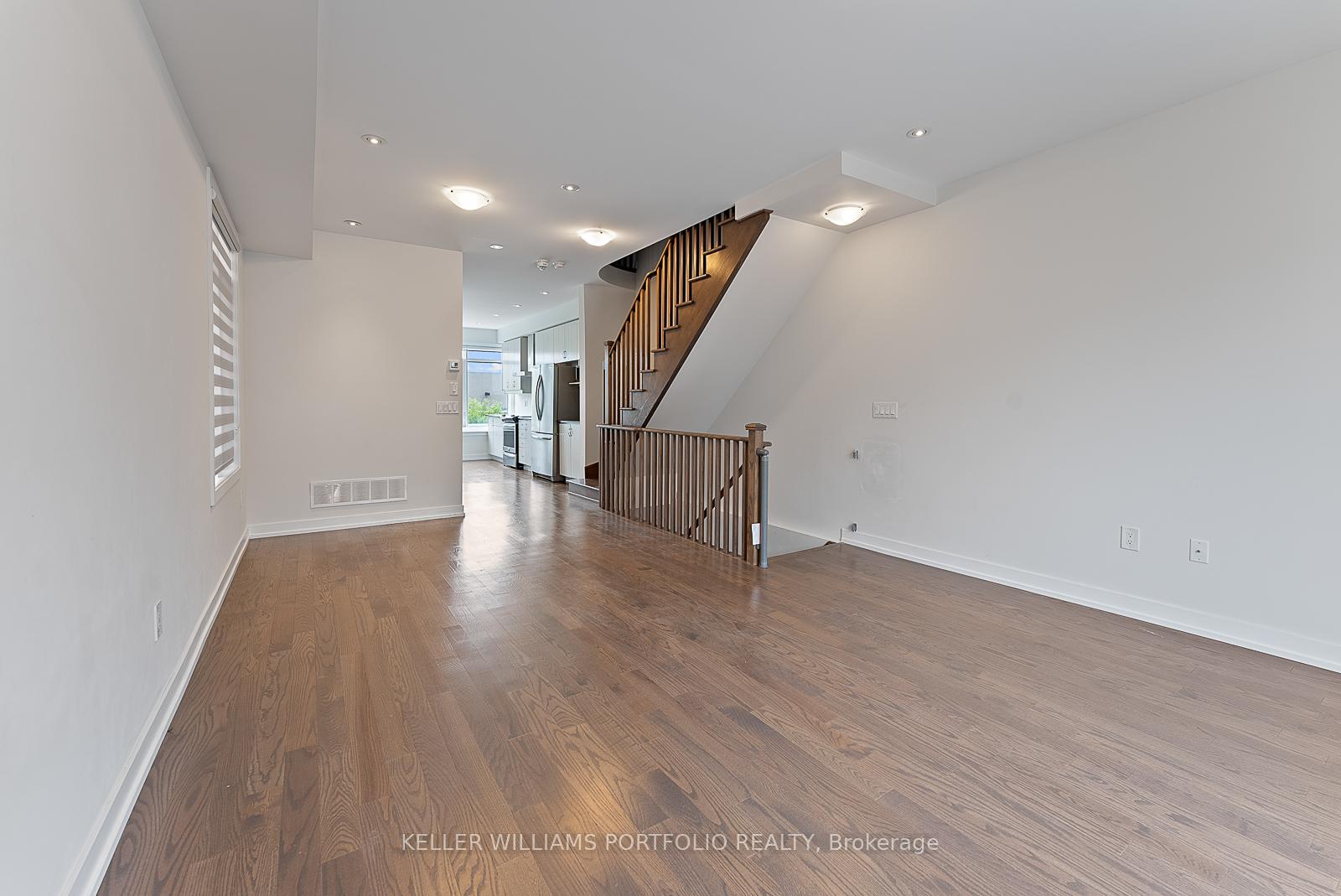 Photo 14 of 32 Troon Avenue, Vaughan, Rural Vaughan — HOMEH