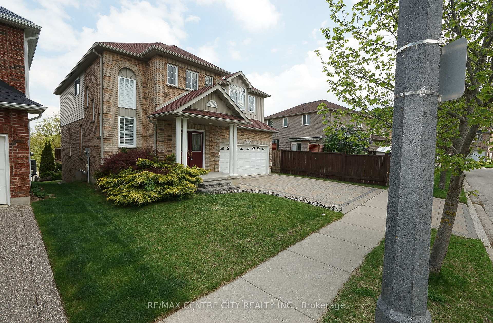 Photo 4 of 692 Salzburg Drive, Waterloo — HOMEH