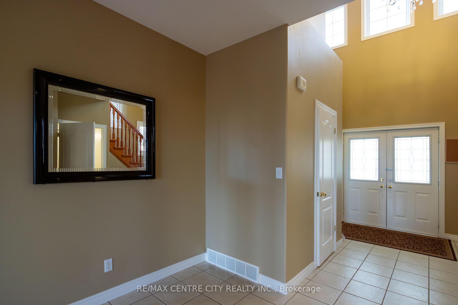 Photo 5 of 692 Salzburg Drive, Waterloo — HOMEH