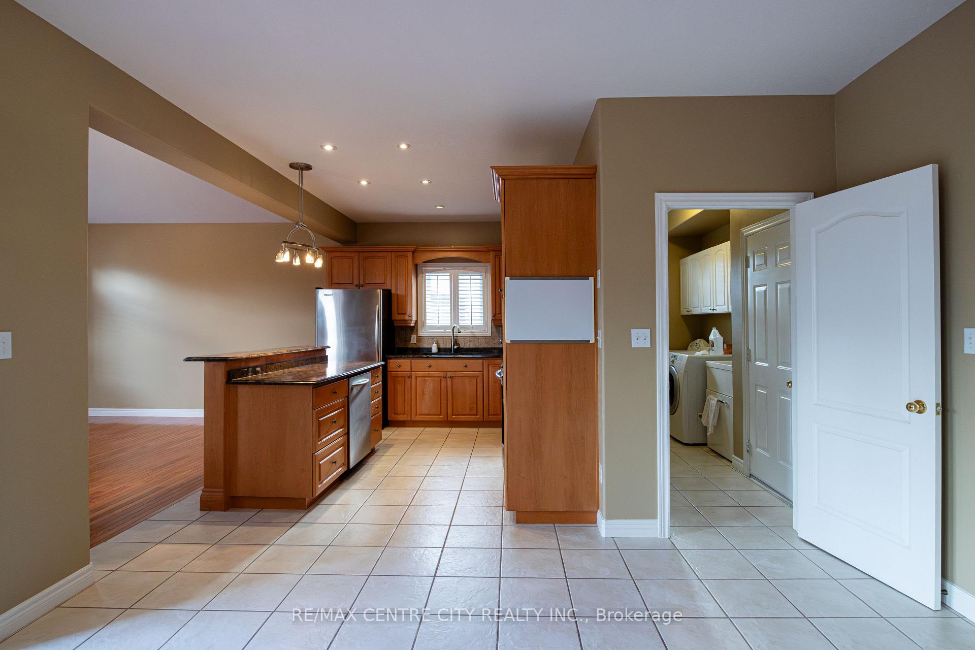 Photo 10 of 692 Salzburg Drive, Waterloo — HOMEH