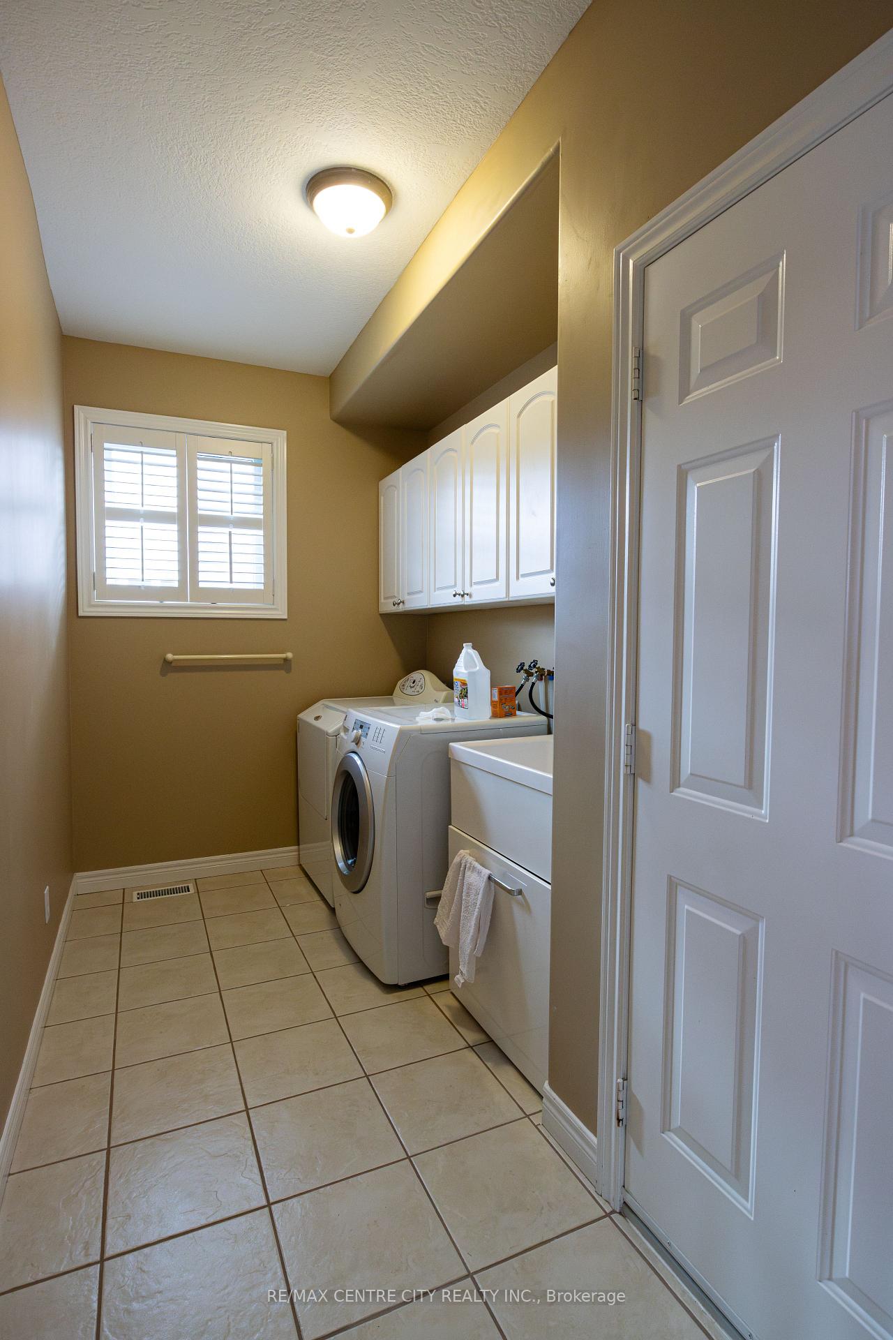 Photo 11 of 692 Salzburg Drive, Waterloo — HOMEH