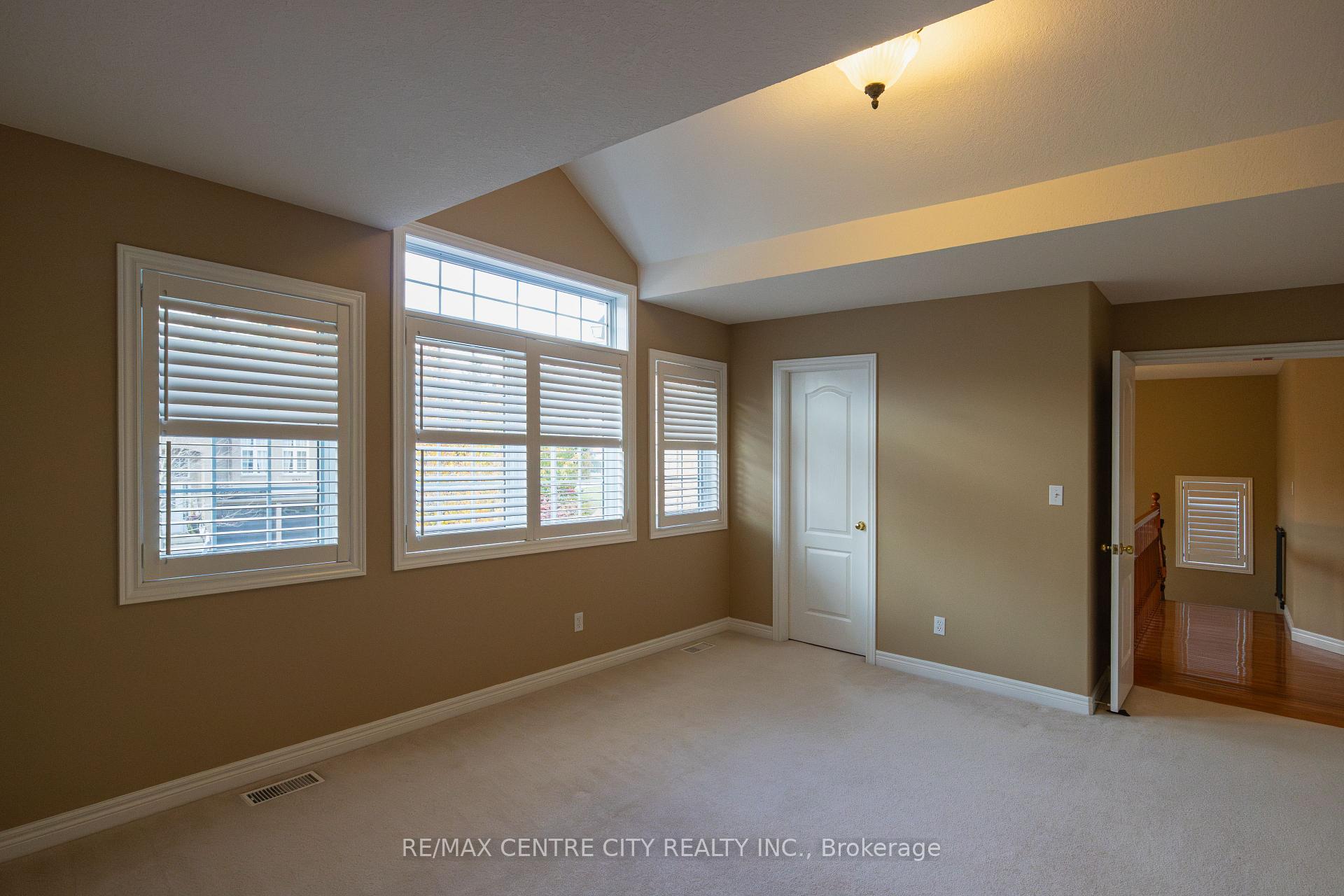 Photo 14 of 692 Salzburg Drive, Waterloo — HOMEH