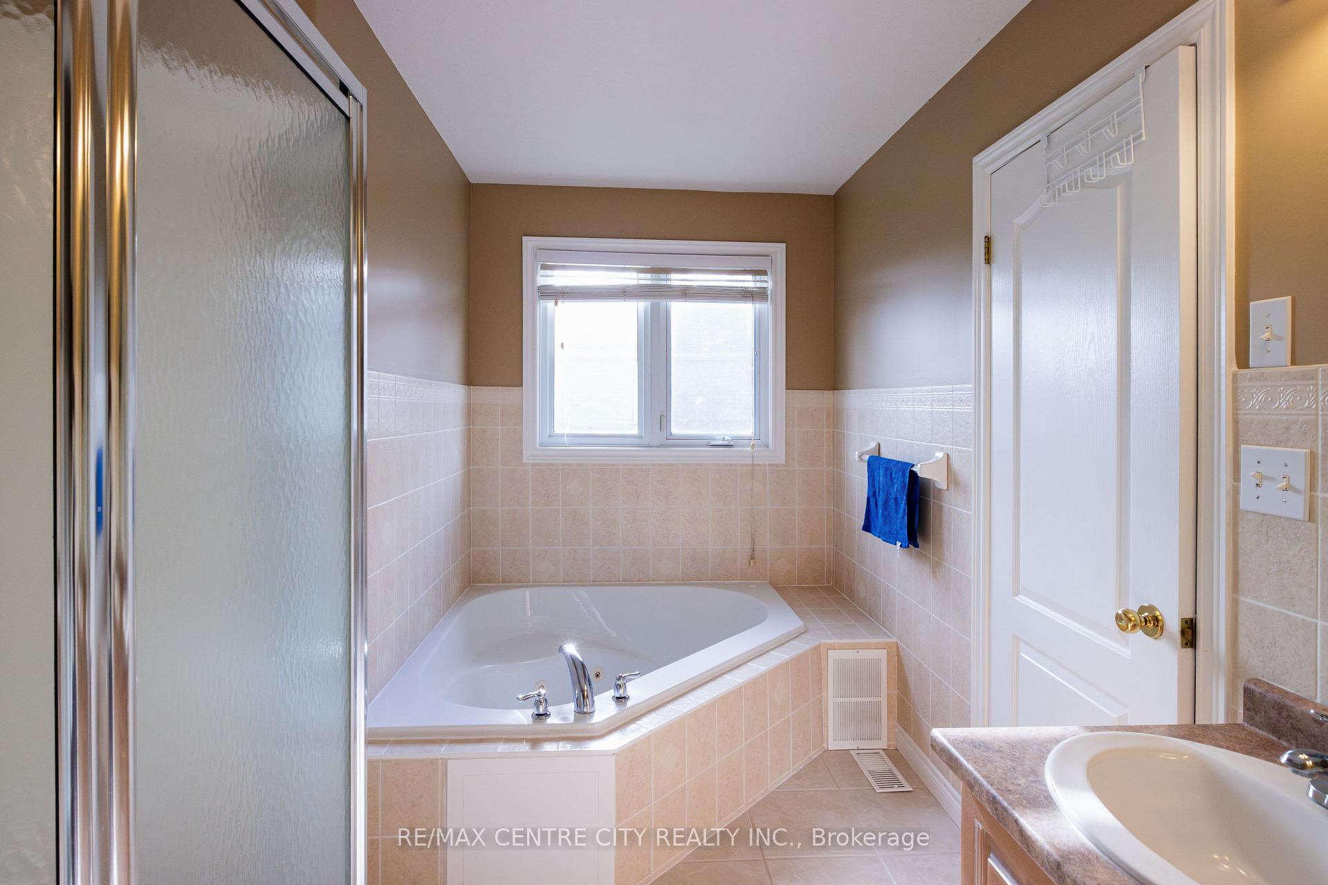 Photo 17 of 692 Salzburg Drive, Waterloo — HOMEH