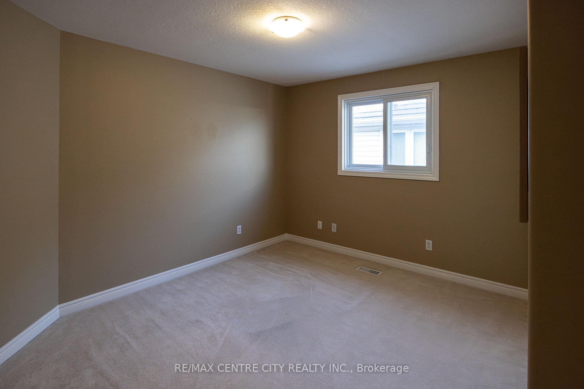 Photo 20 of 692 Salzburg Drive, Waterloo — HOMEH