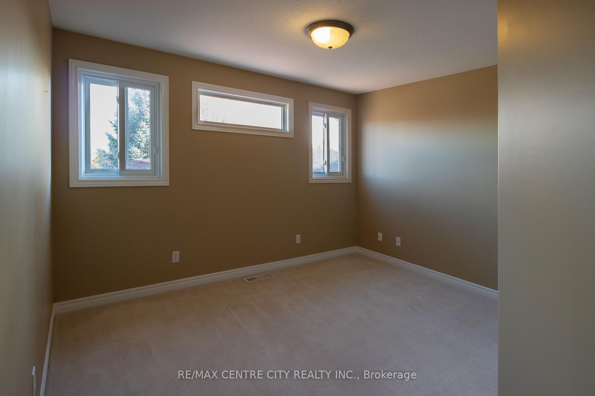 Photo 22 of 692 Salzburg Drive, Waterloo — HOMEH