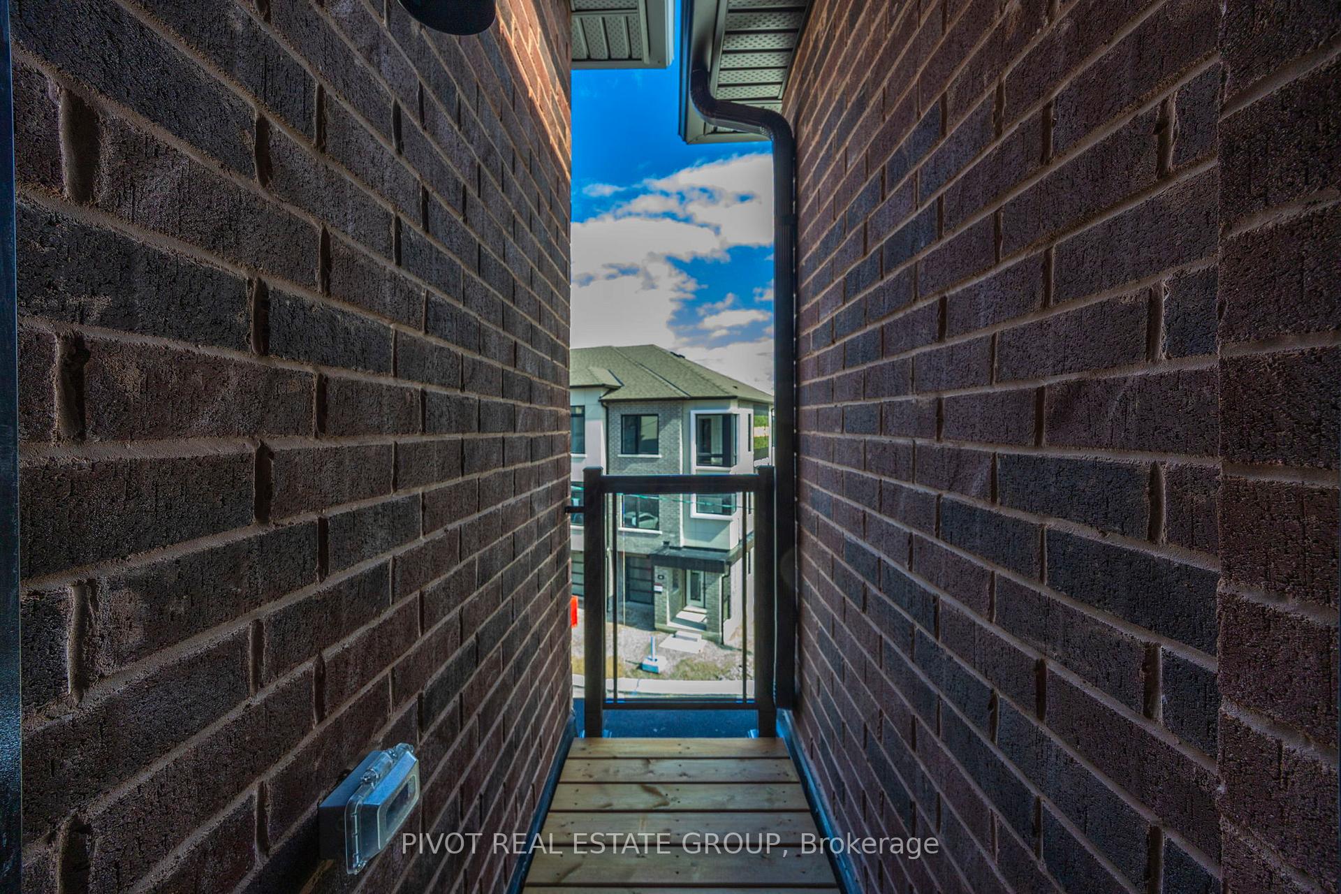 Photo 45 of 31 Pluto Way, Whitby, Brooklin — HOMEH