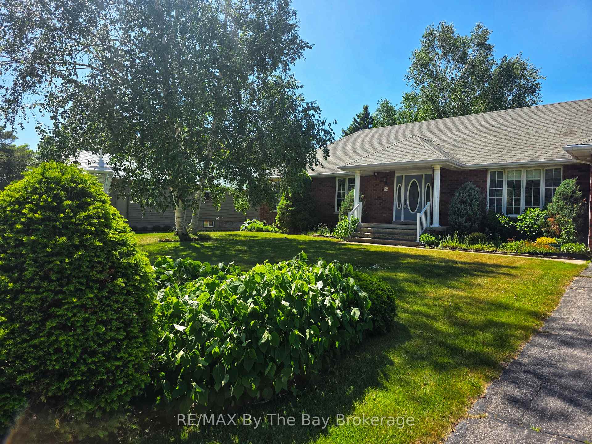 Photo 2 of 23 Kelley Crescent, Wasaga Beach — HOMEH