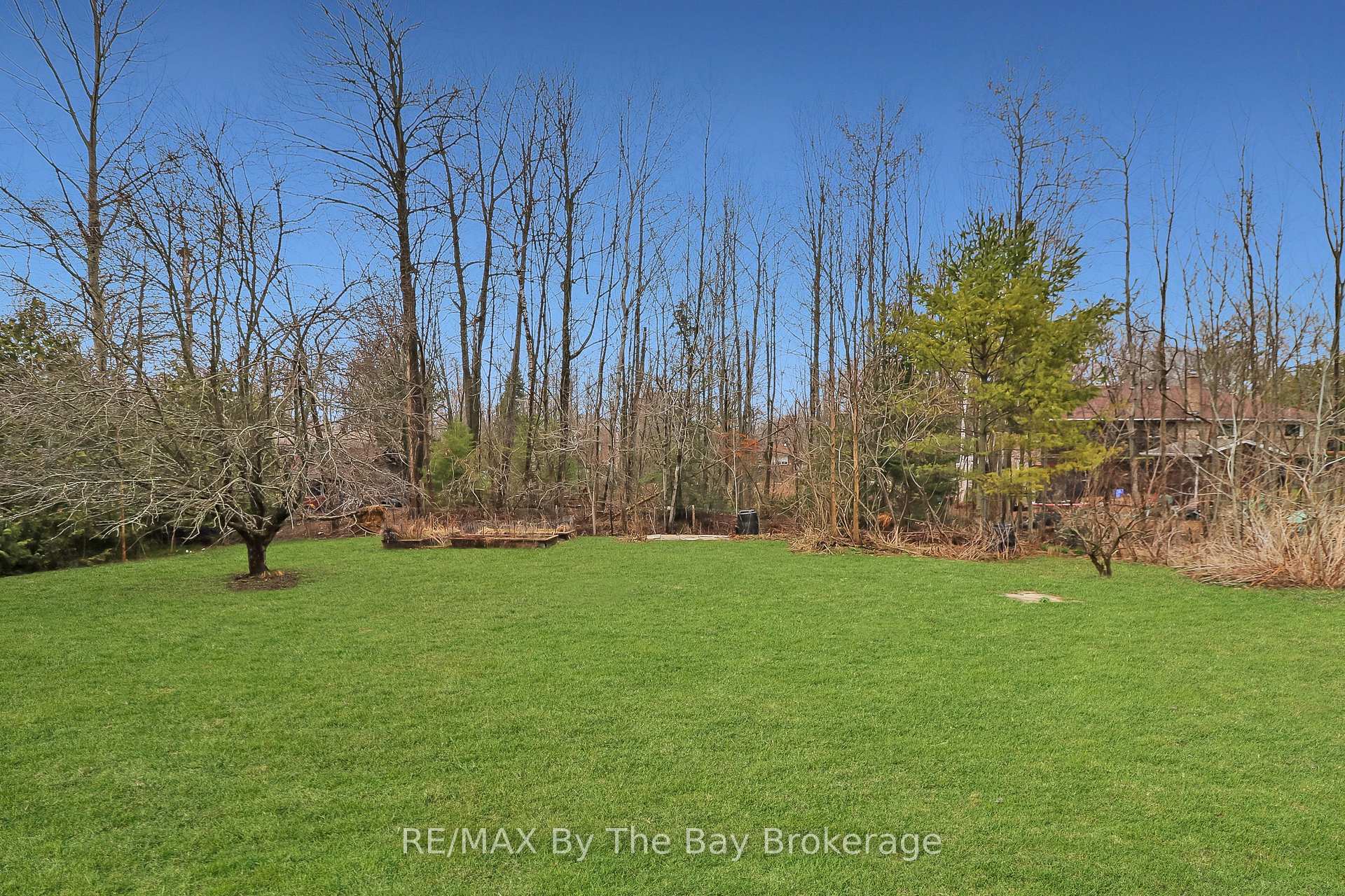 Photo 4 of 12 Bridlewood Crescent, Wasaga Beach — HOMEH