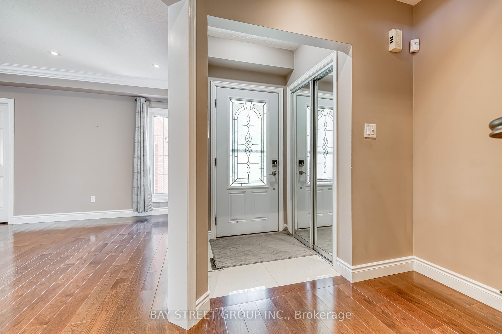 Photo 3 of 15 Glenbury Drive, Vaughan, Brownridge — HOMEH