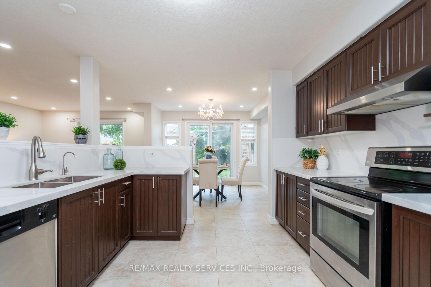 Photo 17 of 704 Black Cherry Street, Waterloo — HOMEH