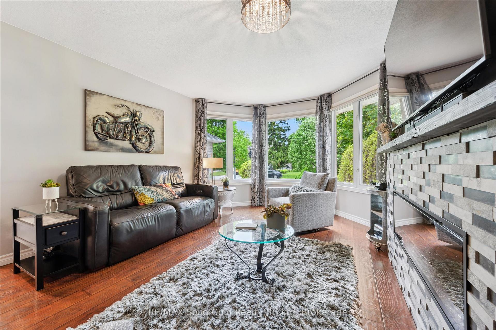 Photo 8 of 606 Rustic Drive, Waterloo — HOMEH