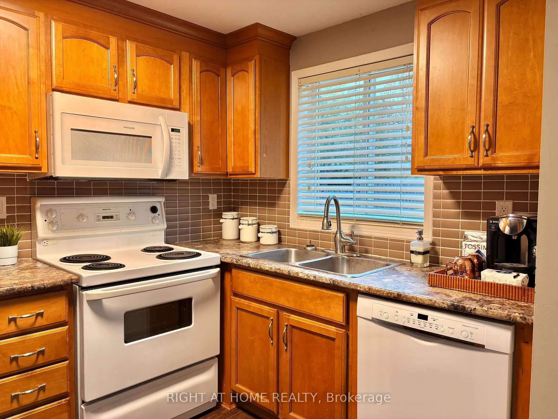Photo 13 of 181 Columbia Road, Barrie, Holly — HOMEH
