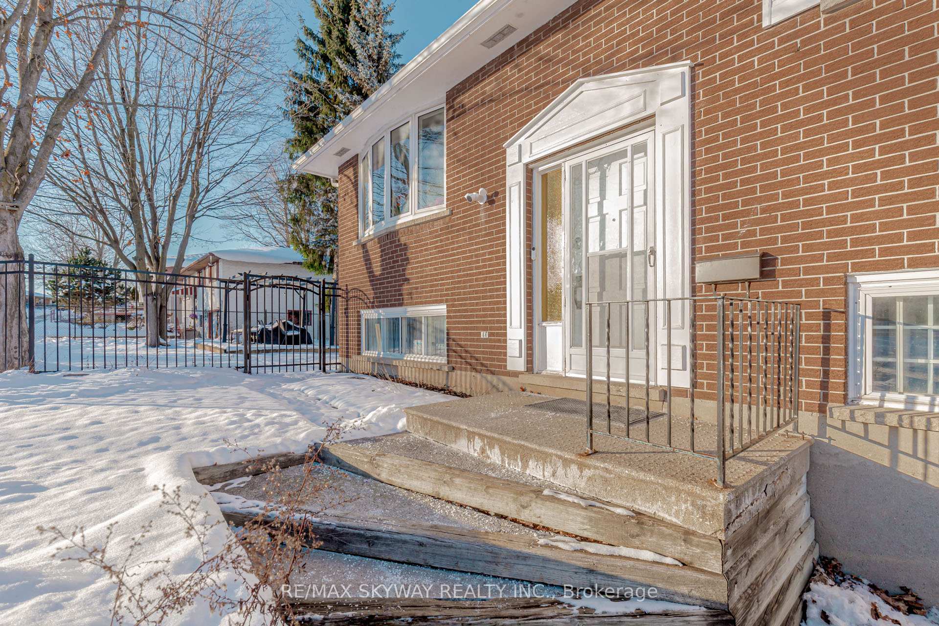Photo 3 of 512 Glendene Crescent, Waterloo — HOMEH