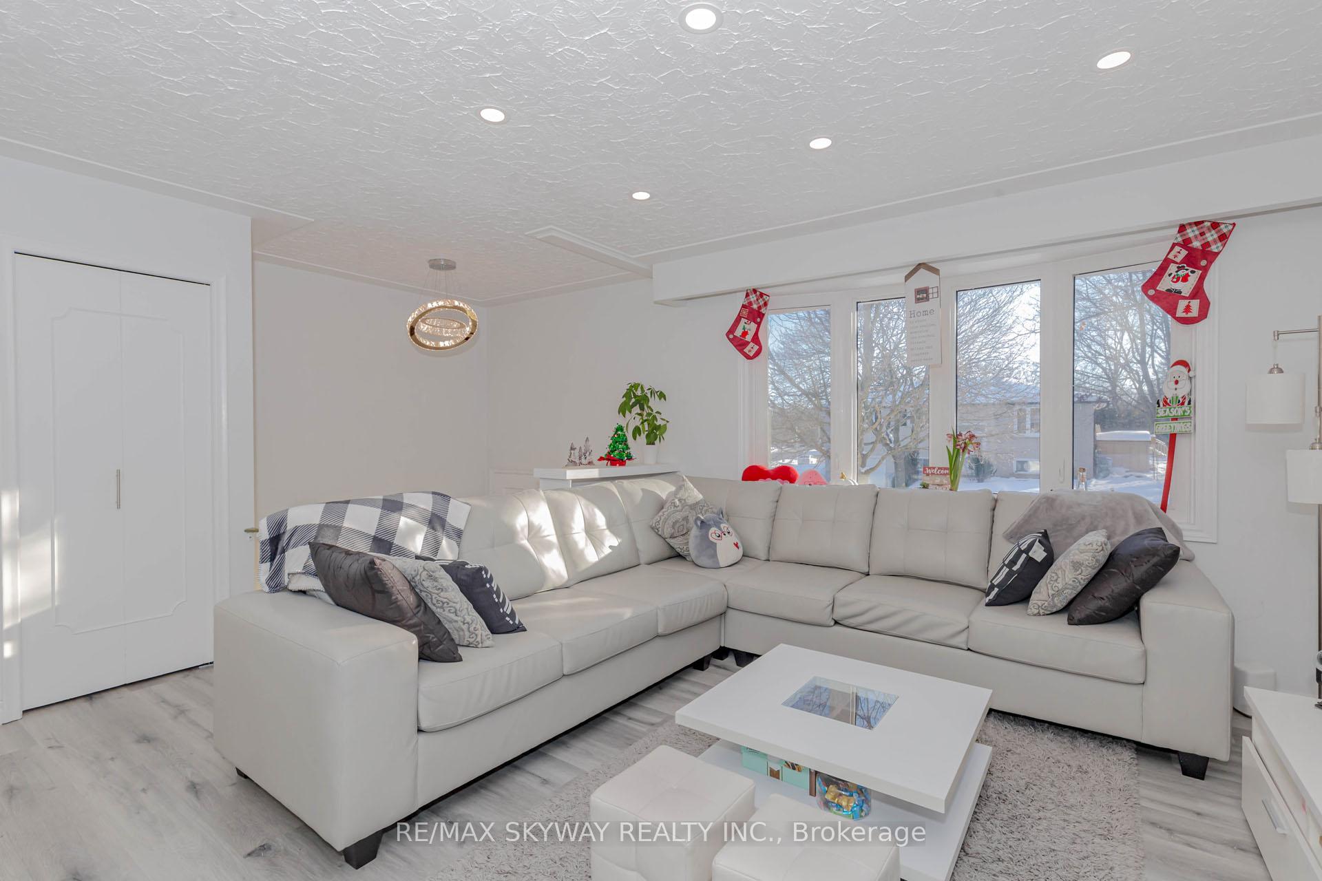 Photo 10 of 512 Glendene Crescent, Waterloo — HOMEH