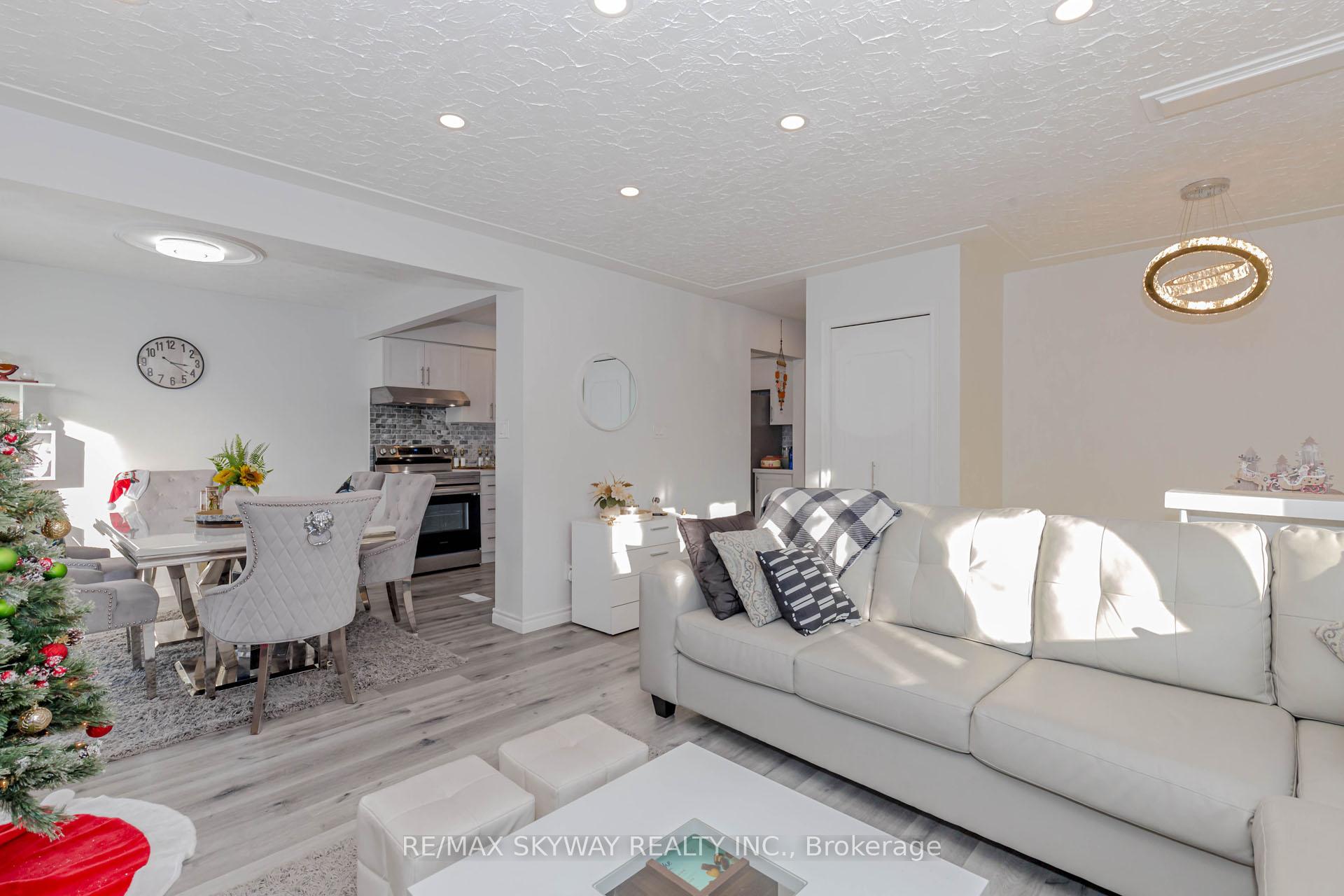 Photo 11 of 512 Glendene Crescent, Waterloo — HOMEH