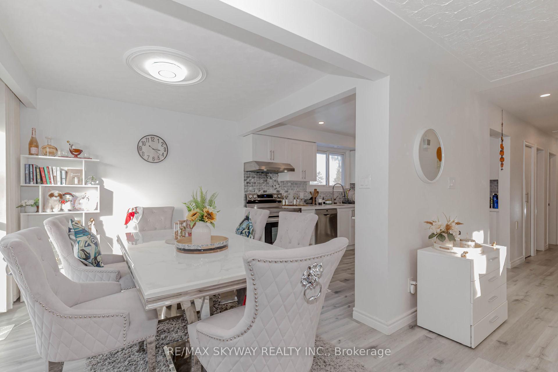 Photo 16 of 512 Glendene Crescent, Waterloo — HOMEH