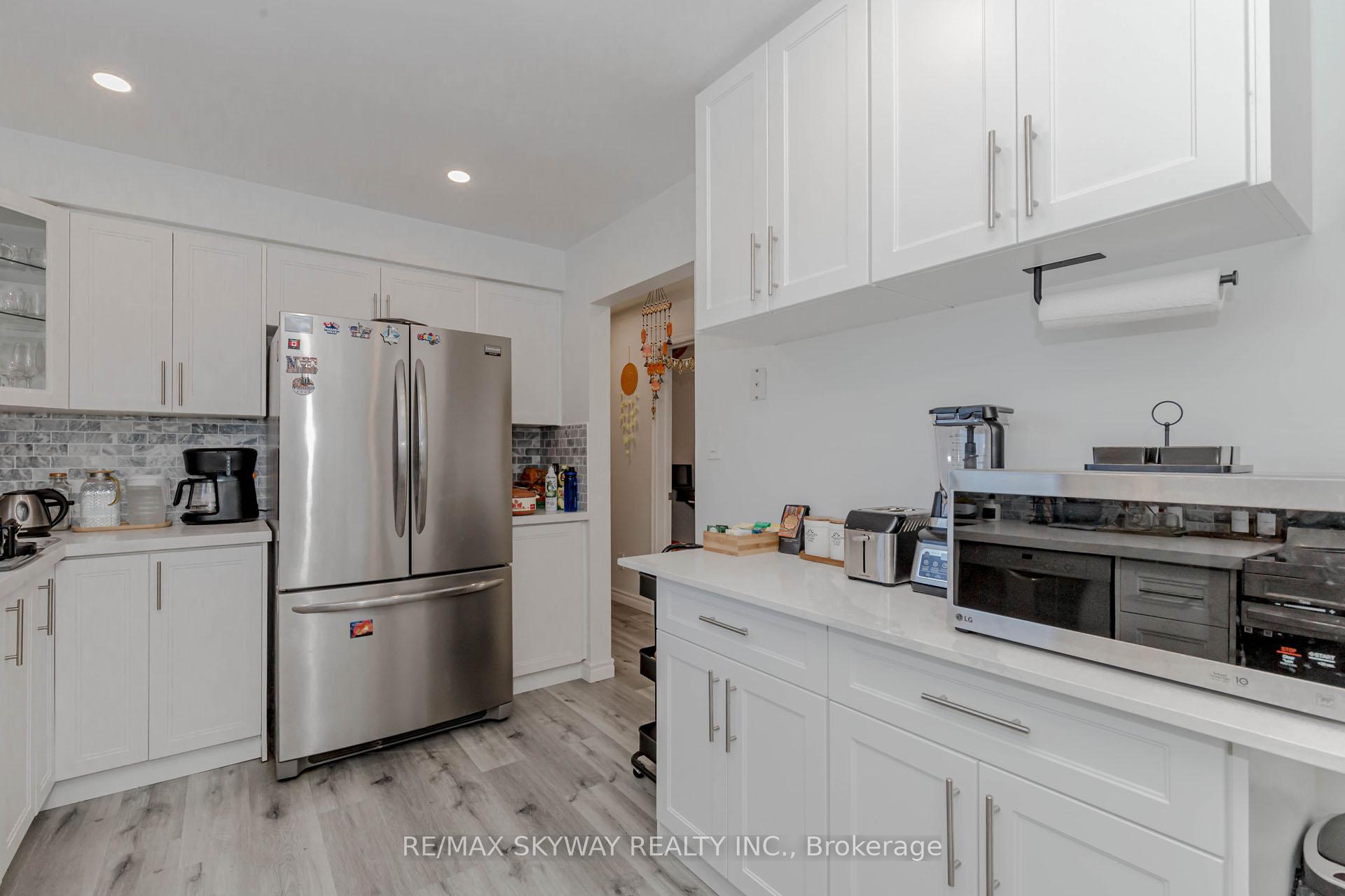 Photo 20 of 512 Glendene Crescent, Waterloo — HOMEH