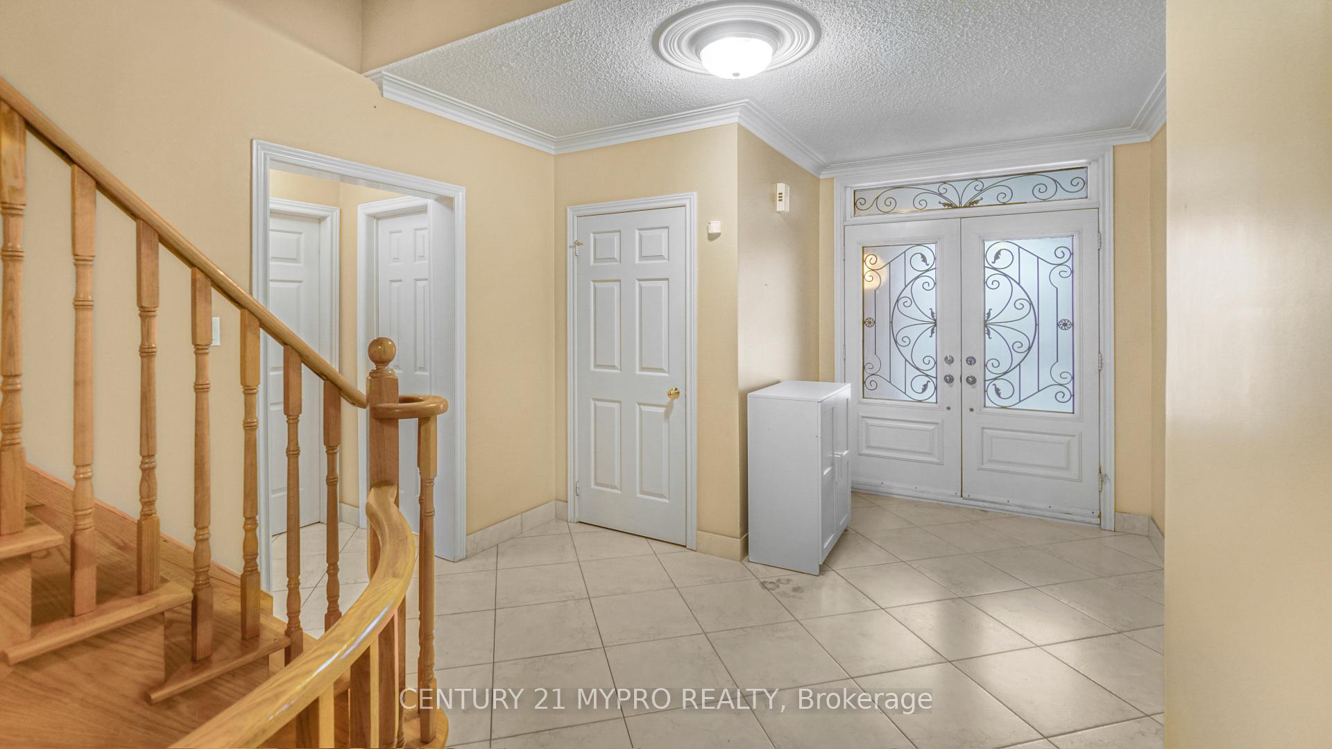 Photo 2 of 391 Greenock Drive, Vaughan, Maple — HOMEH
