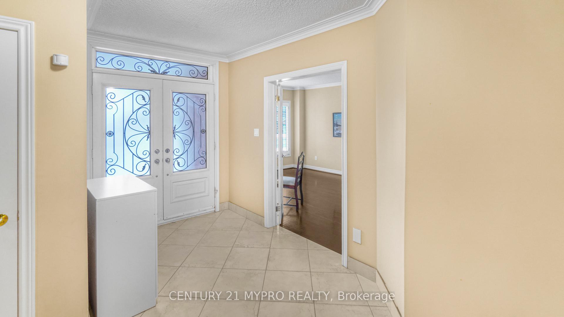 Photo 3 of 391 Greenock Drive, Vaughan, Maple — HOMEH