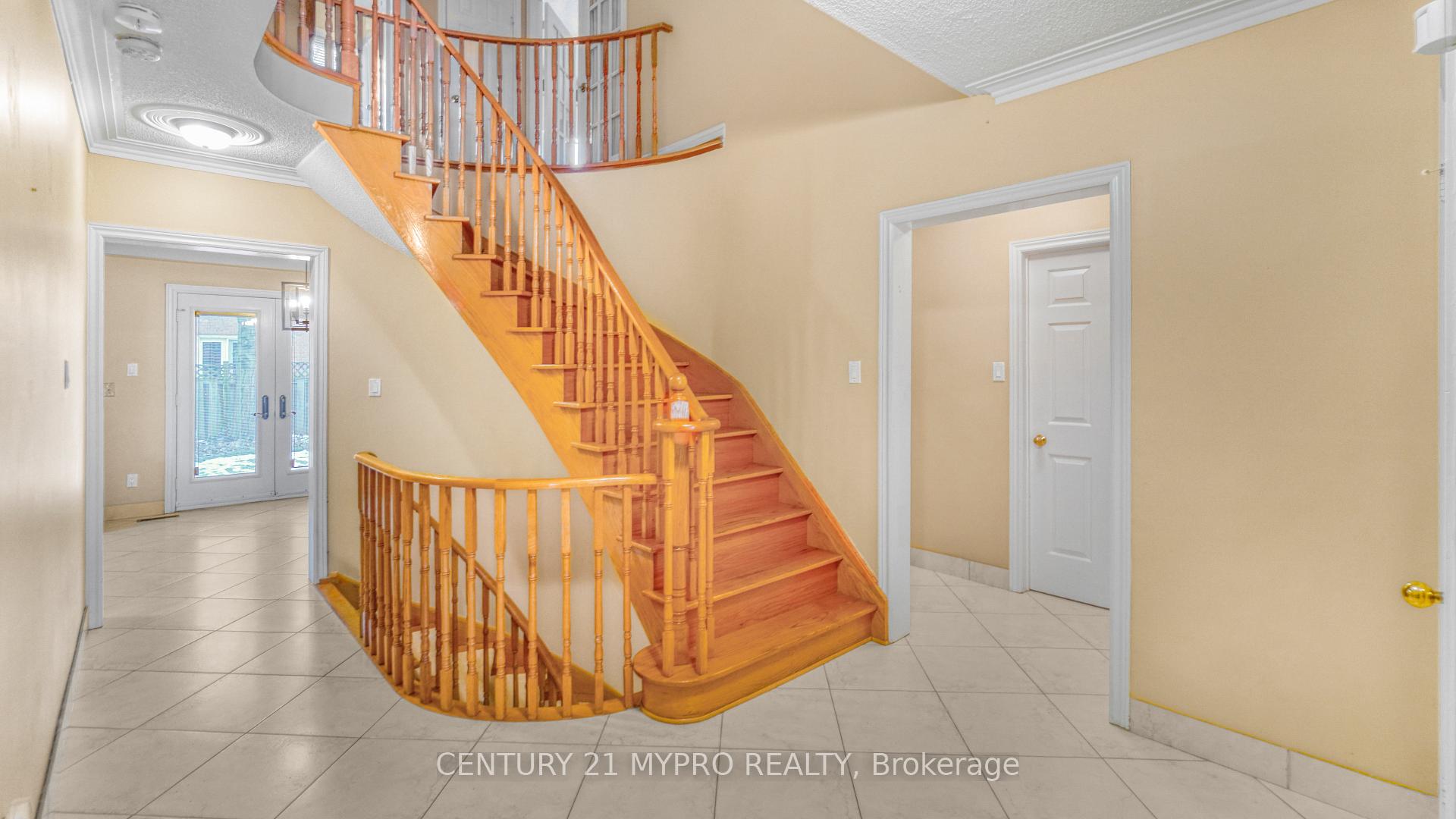 Photo 4 of 391 Greenock Drive, Vaughan, Maple — HOMEH
