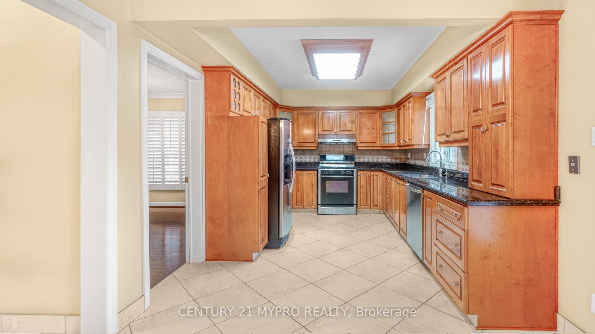 Photo 8 of 391 Greenock Drive, Vaughan, Maple — HOMEH