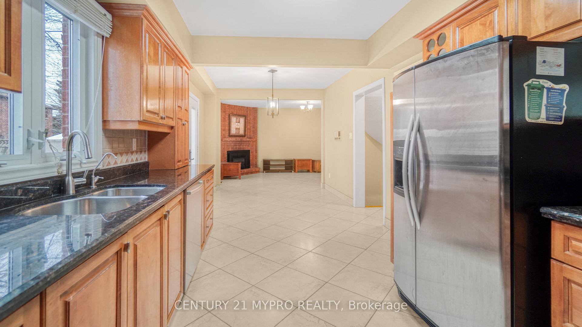 Photo 9 of 391 Greenock Drive, Vaughan, Maple — HOMEH