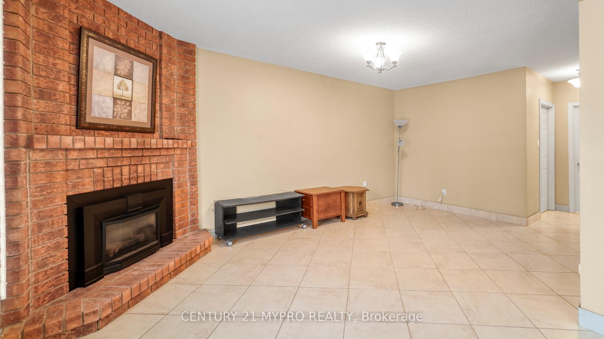 Photo 10 of 391 Greenock Drive, Vaughan, Maple — HOMEH