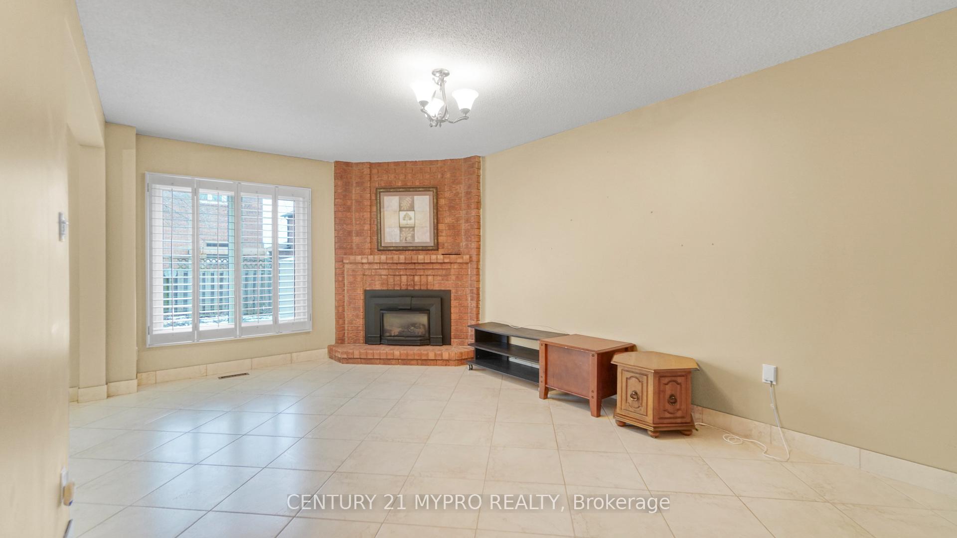 Photo 11 of 391 Greenock Drive, Vaughan, Maple — HOMEH