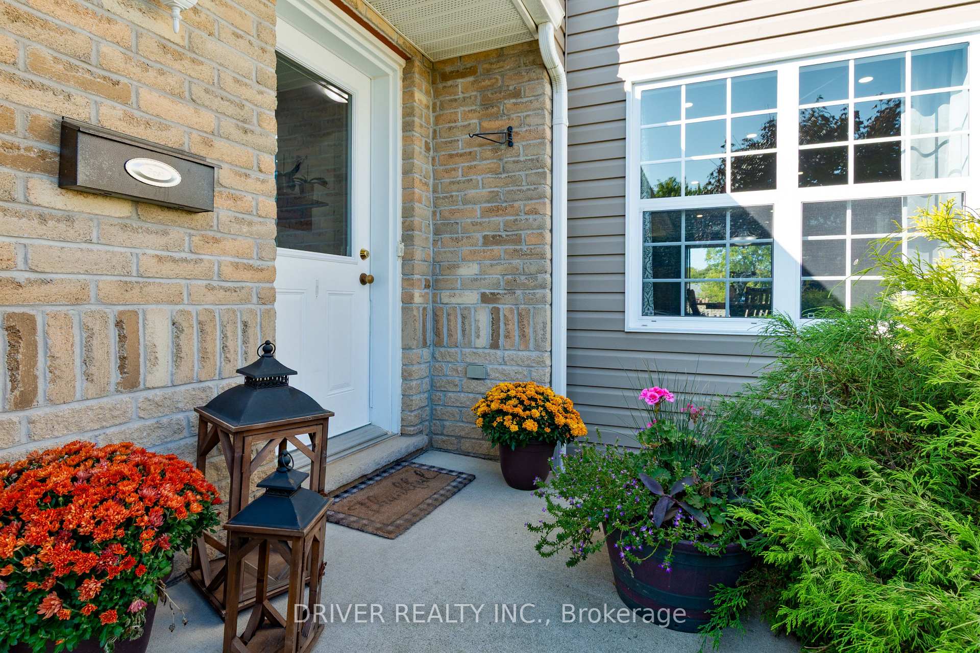 Photo 2 of 12 Tara Court, Aylmer — HOMEH