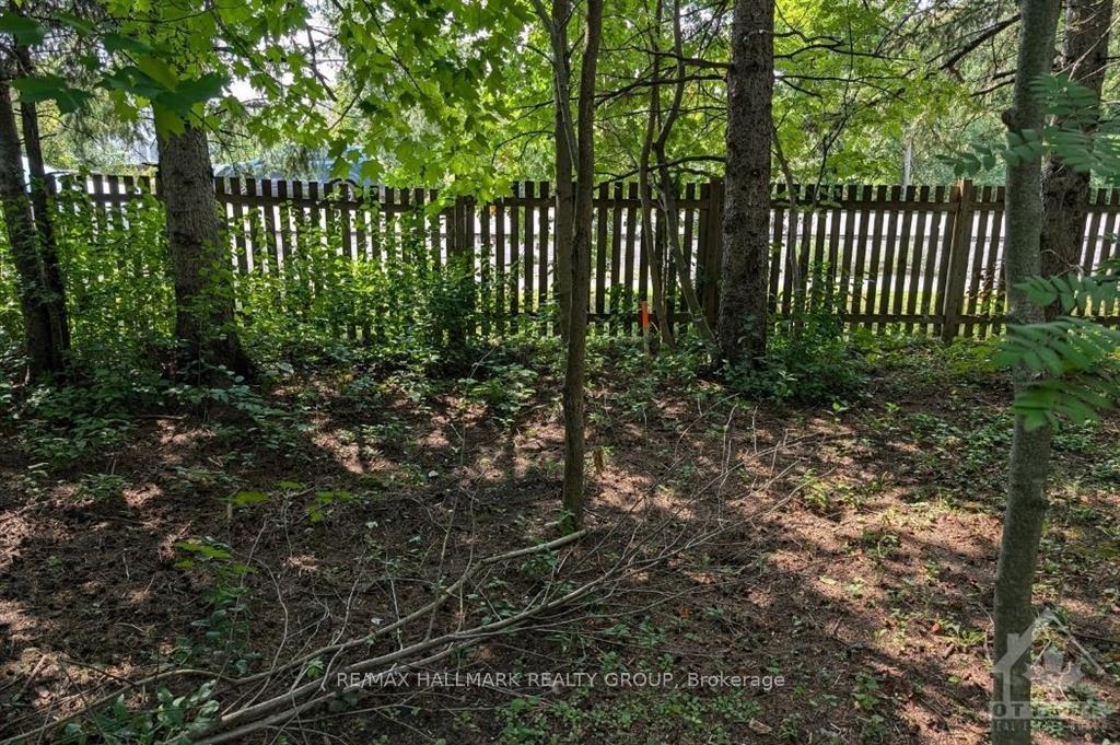 Photo 18 of 537 Moodie Drive, Ottawa, Arbeatha Park — HOMEH