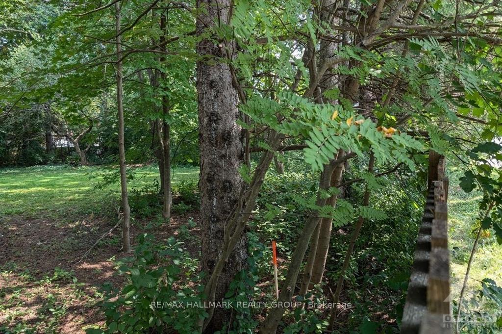 Photo 12 of 537 Moodie Drive, Ottawa, Arbeatha Park — HOMEH