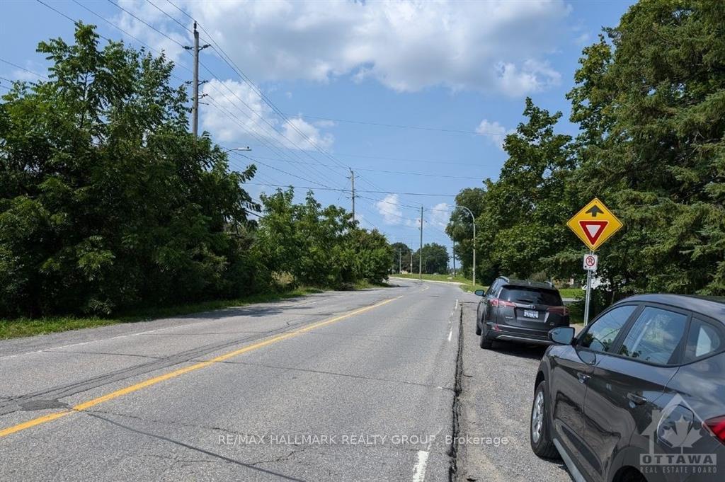 Photo 17 of 537 Moodie Drive, Ottawa, Arbeatha Park — HOMEH