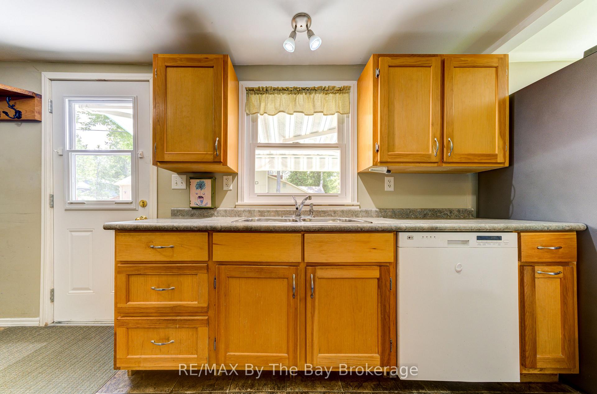 Photo 4 of 1105 Shore Lane, Wasaga Beach — HOMEH