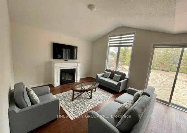 Photo 4 of 3217 Mosley Street, Wasaga Beach — HOMEH