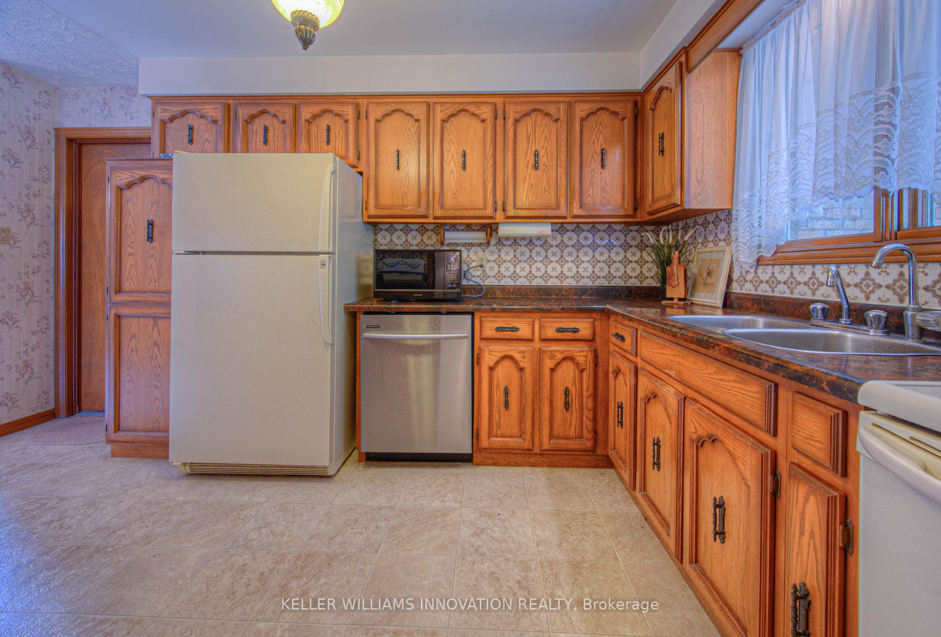 Photo 8 of 641 Black Oak Crescent, Waterloo — HOMEH