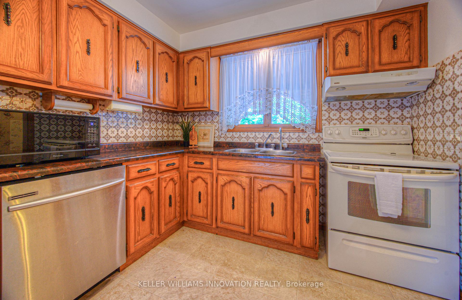 Photo 9 of 641 Black Oak Crescent, Waterloo — HOMEH