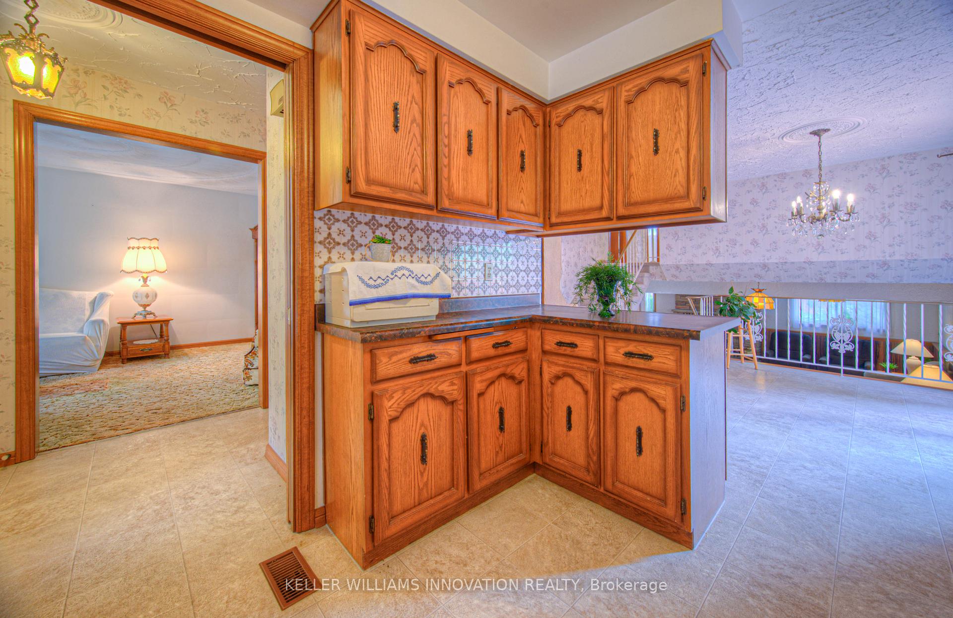 Photo 10 of 641 Black Oak Crescent, Waterloo — HOMEH