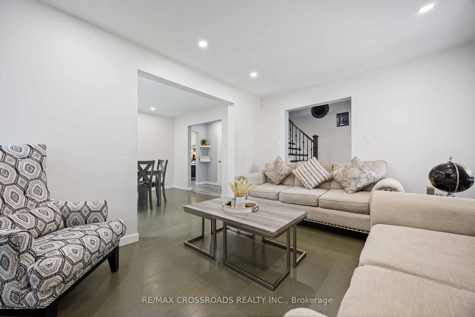 Photo 6 of 160 Large Crescent, Ajax, Central West — HOMEH