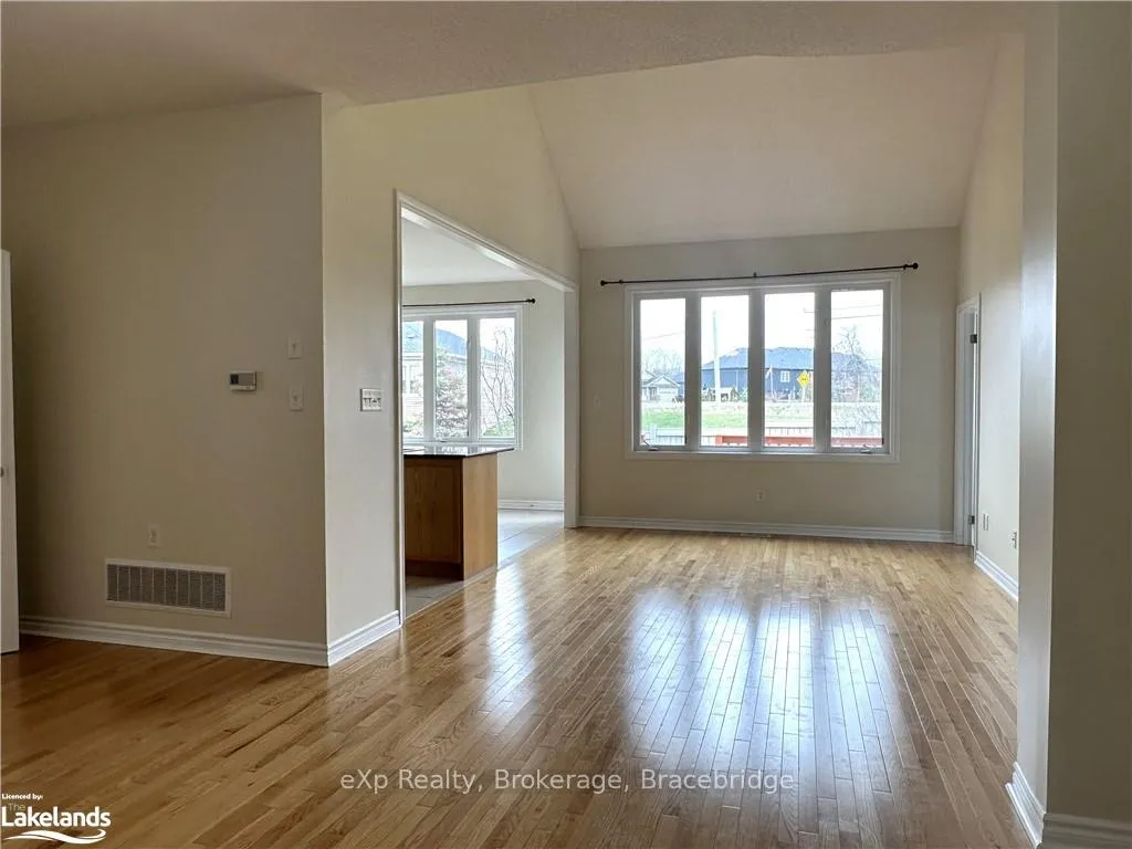 Photo 2 of 34 Starboard Circle, Wasaga Beach — HOMEH