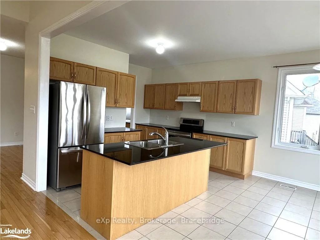 Photo 4 of 34 Starboard Circle, Wasaga Beach — HOMEH