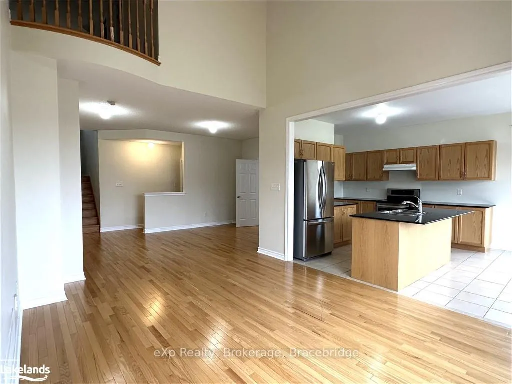 Photo 5 of 34 Starboard Circle, Wasaga Beach — HOMEH