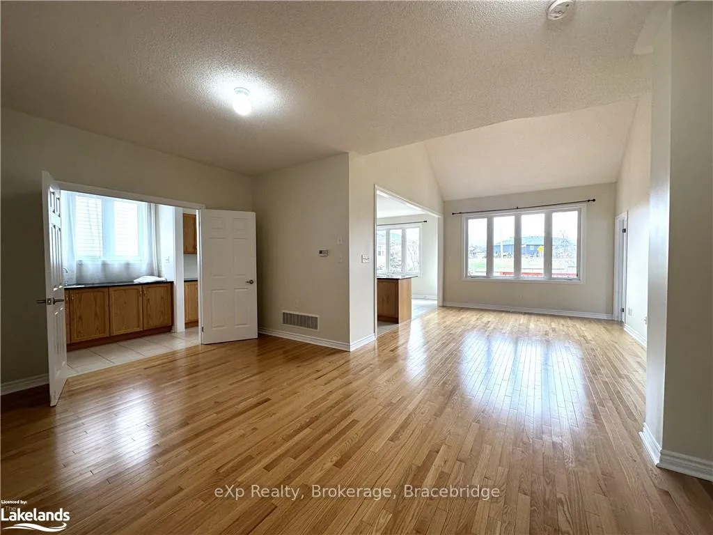 Photo 6 of 34 Starboard Circle, Wasaga Beach — HOMEH