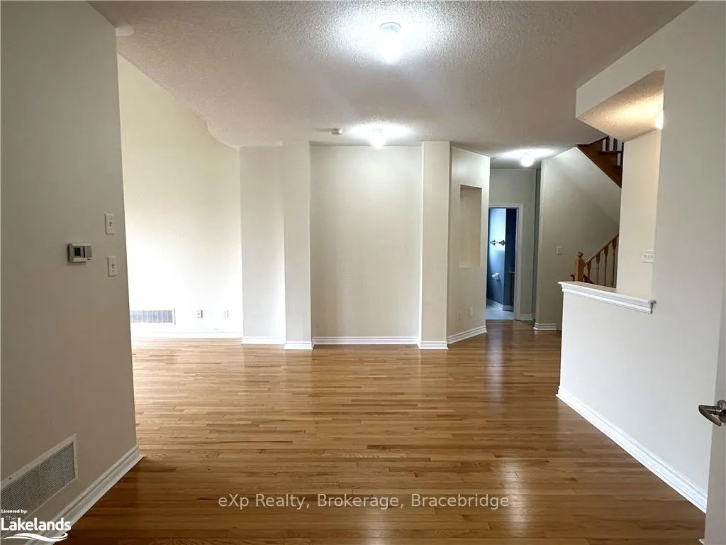 Photo 8 of 34 Starboard Circle, Wasaga Beach — HOMEH