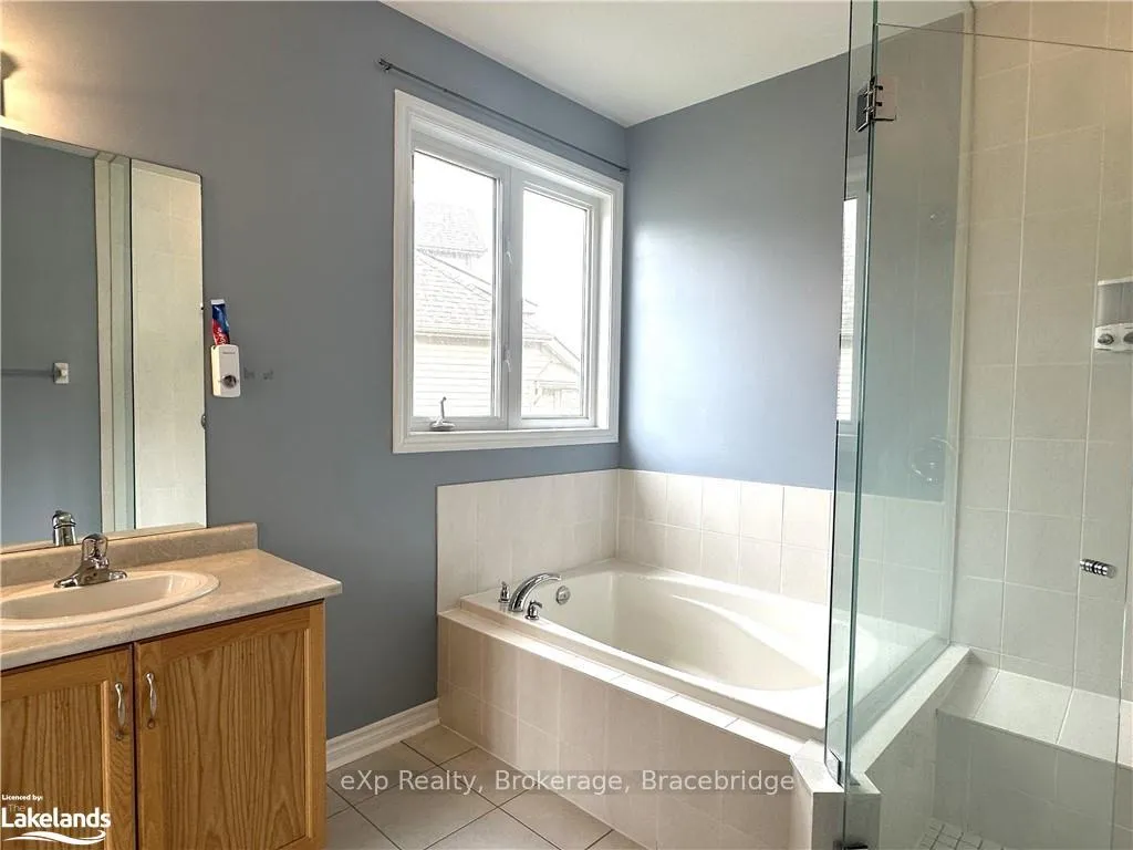 Photo 11 of 34 Starboard Circle, Wasaga Beach — HOMEH