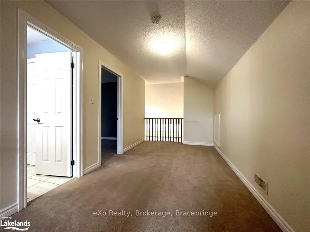 Photo 13 of 34 Starboard Circle, Wasaga Beach — HOMEH