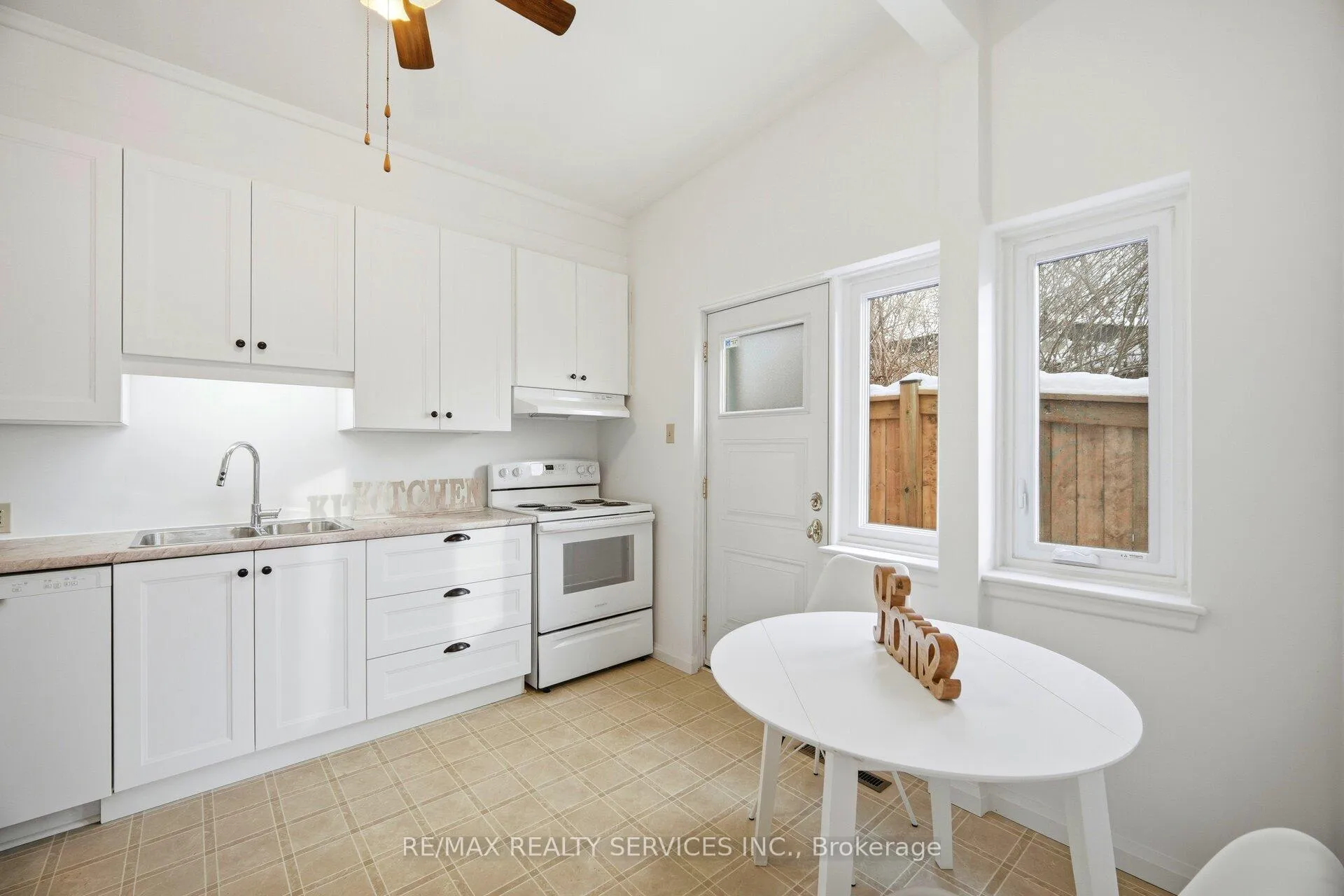 Photo 10 of 128 Hillcrest Drive, Whitby, Downtown Whitby — HOMEH