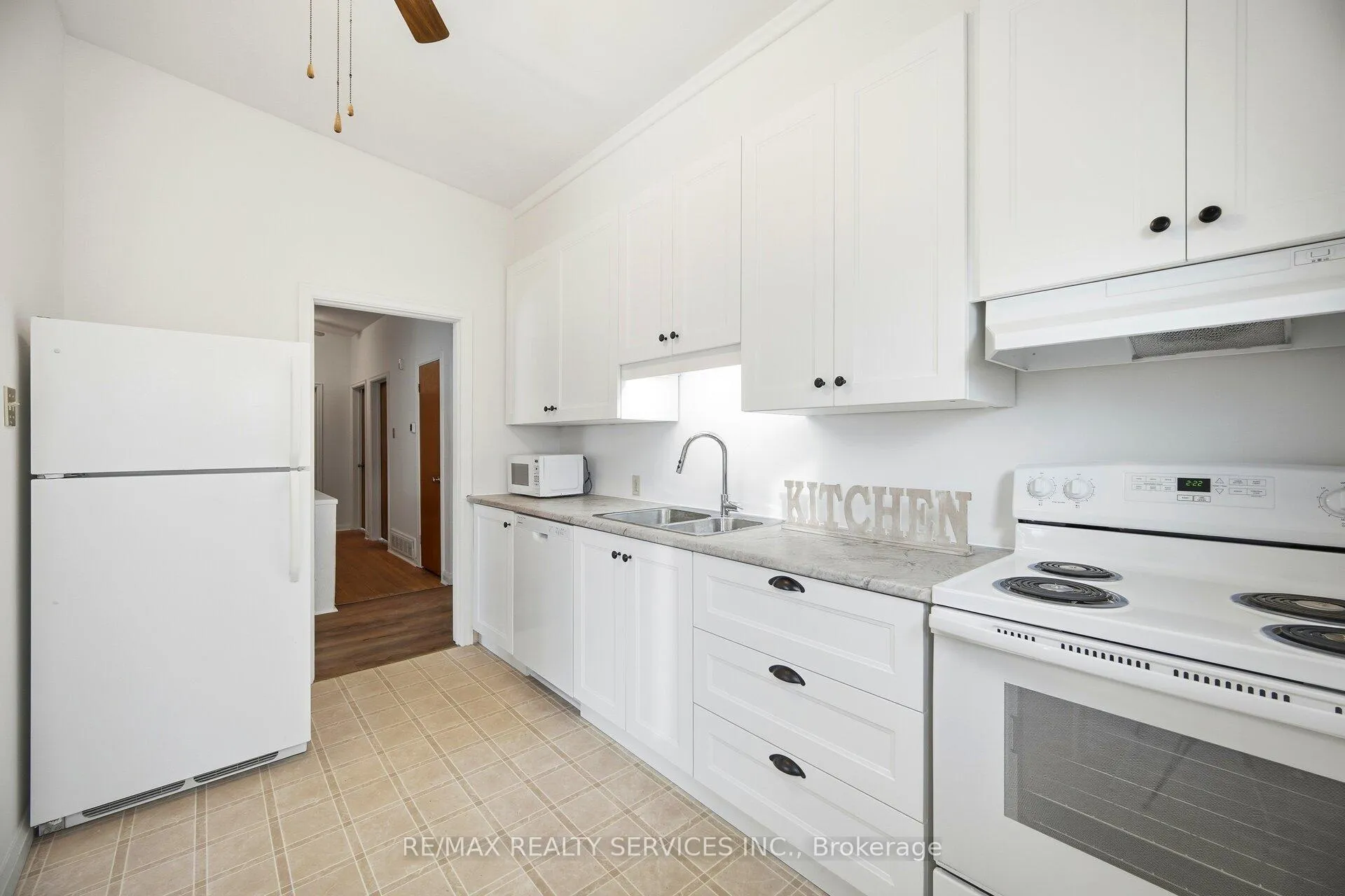 Photo 11 of 128 Hillcrest Drive, Whitby, Downtown Whitby — HOMEH