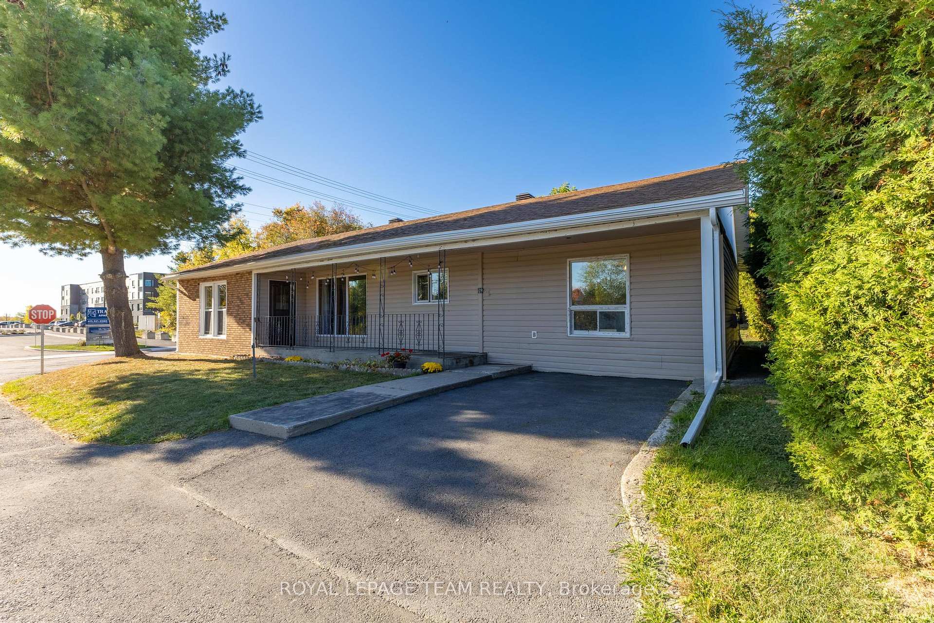 Photo 2 of 49 William Street E, Arnprior — HOMEH