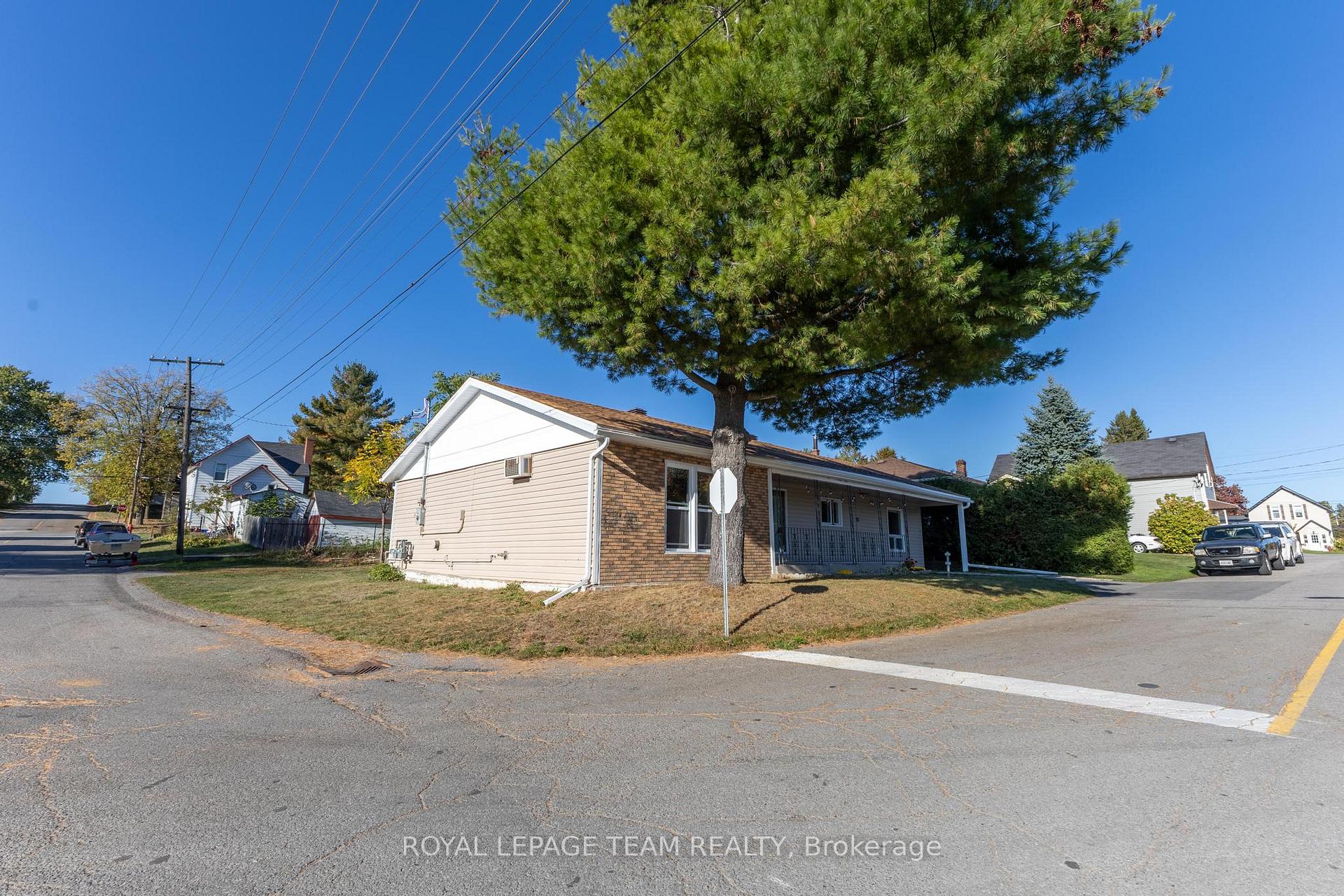 Photo 6 of 49 William Street E, Arnprior — HOMEH